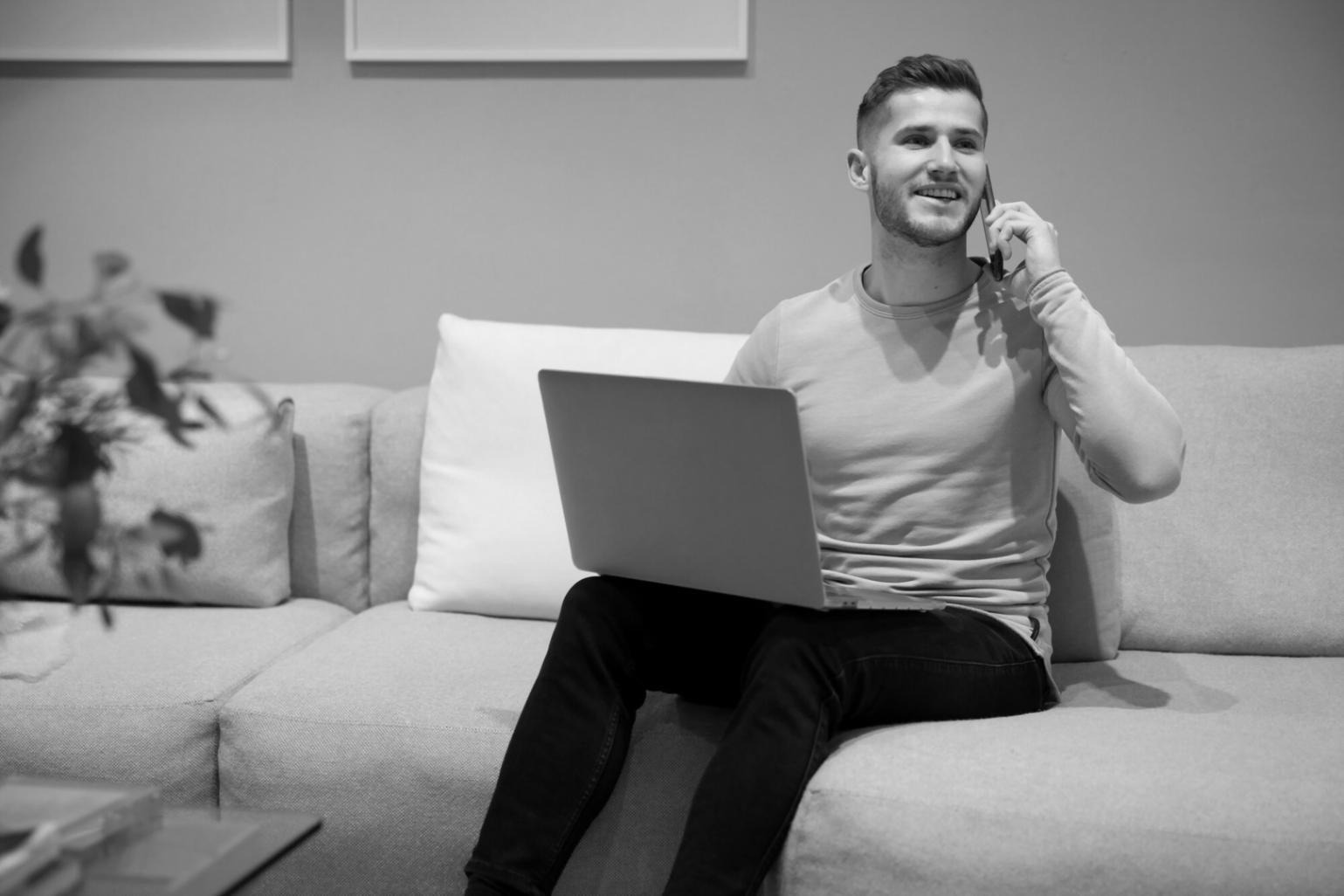 Рабочее место с ноутбуком и финансовыми графиками